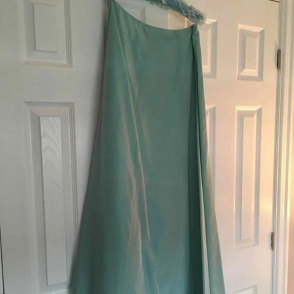 Dresses and Gowns for the Holiday Season - Picture 3 of 16